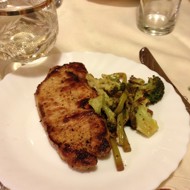 Маринованный стейк из свинины со спаржей