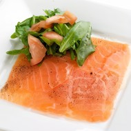 Маринованный в лимонном соке и белом вине лосось