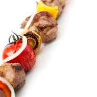 Маринованный в портвейне говяжий шашлык с помидорами, грибами и перцами