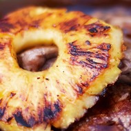 Маринованный в вишневом ликере и меде ананас на гриле