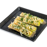 Маринованный лук-порей с травами