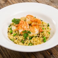 Марокканский салат из булгура с креветками и зеленым горошком