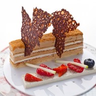 Медовичок со свежими ягодами