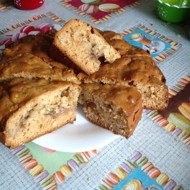 Медовый пирог с овсяными хлопьями, яблоками, миндалем и изюмом