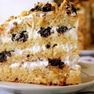 Медовик со сметаной и черносливом