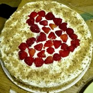 Медовик с клубникой и сметанным кремом