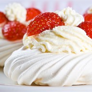 Меренги с клубникой