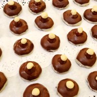 Меренги с шоколадом и фундуком