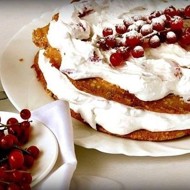 Меренговый торт с малиной