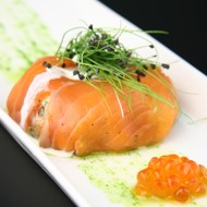 Мешочек с лососем с красной икрой и огурцом