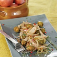 Меззе из оливок с карамелизированным луком и свежим орегано