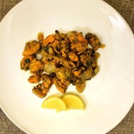 Мидии под сливочно-луковом соусом