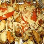 Мидии, запеченные с помидорами, сыром и луком