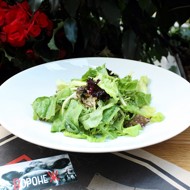 Микс салат с зеленым яблоком и маринованным шалотом