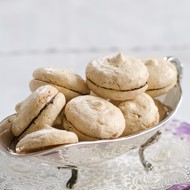 Миндальные пирожные макароны с кремом ганаш