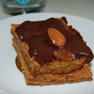 Миндальные пирожные в шоколадной глазури