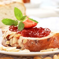 Миндальный пирожные с малиновым джемом