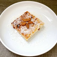 Миндально-кокосовая запеканка с изюмом