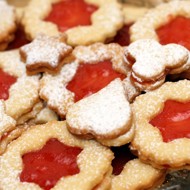 Миндальное печенье с корицей, кардамоном и малиновым джемом