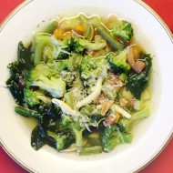 Минестроне с брокколи и шпинатом