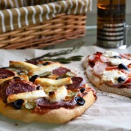 Мини-пицца с копченой колбасой и сыром