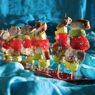 Мини-шашлыки из копченой свинины, помидоров черри и маринованных цукини
