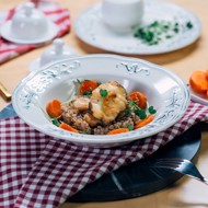 Мини-стейки из черного гренадера с гречкой и морковью