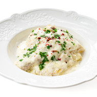 Минтай на сковороде в сливочном соусе