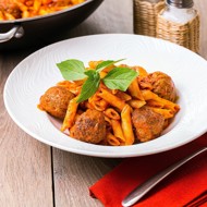 Митболы из говядины с пенне в пикантном томатном соусе