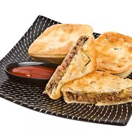 Мясные пирожки с томатным соусом