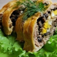 Мясной рулет с грибами и сыром в слоеном тесте