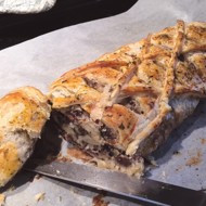 Мясной рулет с грибами в слоеном тесте