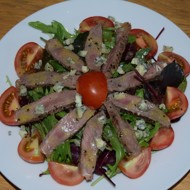 Мясной салат с рукколой, желтыми черри и голубым сыром