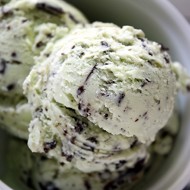 Мятное мороженое с шоколадной крошкой