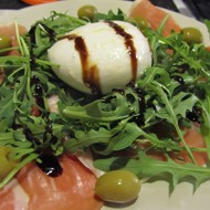 Моцарелла с пармской ветчиной и рукколой