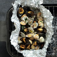 Моллюски с шафраном, запеченные в фольге