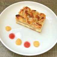 Молочный бисквит с творогом, яблоками и бананами