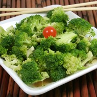 Молодая капуста брокколи с заправкой из перца чили, лайма и кунжута