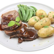 Молодой картофель с петрушкой, мятой и луком