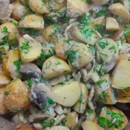 Молодой картофель с грибами и сливками