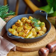 Молодой картофель с укропом