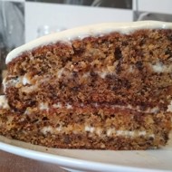 Морковный торт с грецкими орехами и корицей