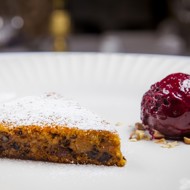 Морковно-апельсиновый пирог с сорбетом из черной смородины