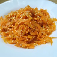 Морковный салат с кунжутом