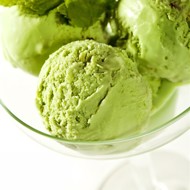 Мороженое из авокадо с фисташками