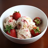 Мороженое «Клубничный чизкейк»