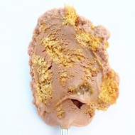 Мороженое с молочным шоколадом, коньячным изюмом и печеньем Biscoff