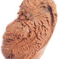 Мороженое с шоколадом, темным пивом и кусочками пивного брауни