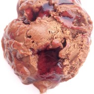 Мороженое с темным шоколадом, копченой солью и прослойкой виноградного желе