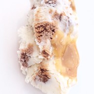 Мороженое со вкусом чизкейка, с шоколадным печеньем и коричной прослойкой